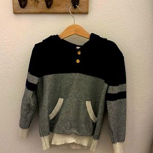 Boys 5T Cat & Jack hooded long sleeved sweater w/ front pocket. Dk blue/cream